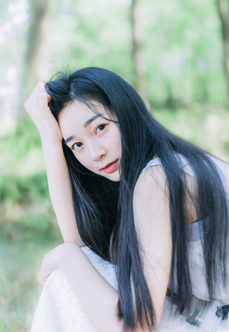 甚至远处，吕蒙还有余力分出一支部队游弋在四周，防止他们突围，而往北的话，江夏之地已经被江东水军占据，连关平都被他们杀了，他根本连靠岸的机会都没有。
